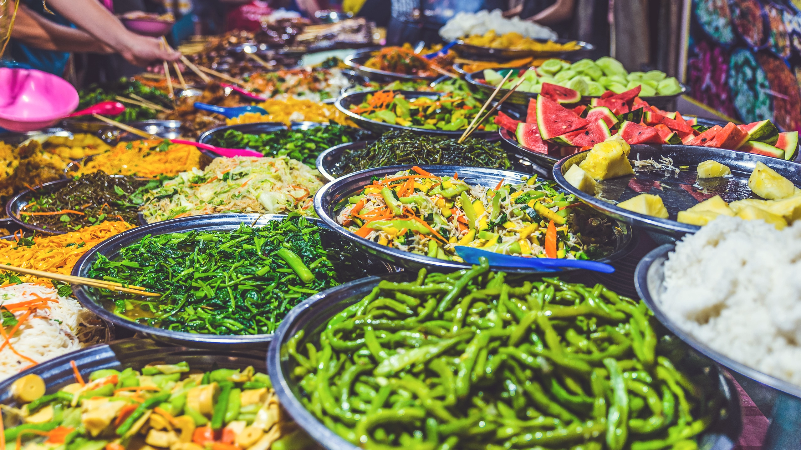 Hanoi erwacht: Frau schiebt ein Fahrrad beladen mit Köstlichkeiten